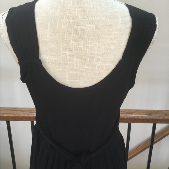 Dynamite Black Sleeveless Dress - Picture 4 of 11